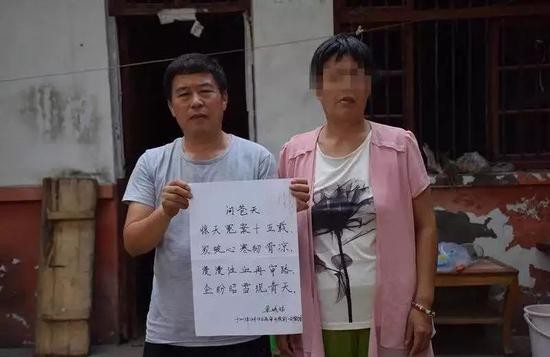   曹红彬和妻子站在家门口