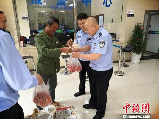 浙江衢州派出所里卖起草莓只因头发斑白老人收到假币
