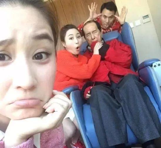  何鸿燊和三房子女一起合影。