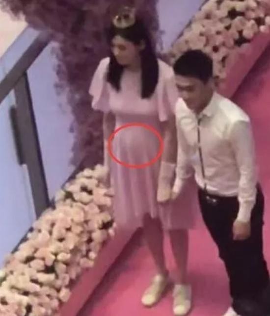 奚梦瑶在求婚仪式上的照片被认为小腹明显突出。