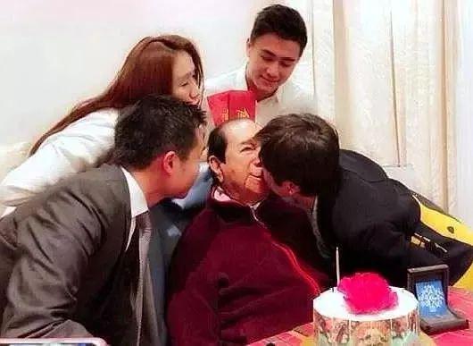  何鸿燊和四房一起过生日。