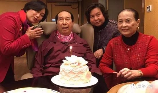  何鸿燊和二房子女一起过生日。