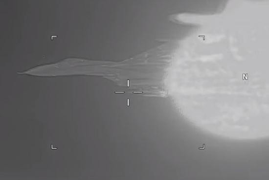 资料图片：美军侦察机拍摄的俄军苏-27战机拦截红外影像。（图片来源于网络）