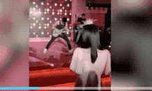  从肢体动作可以看出何猷君对自己琴技的自信。