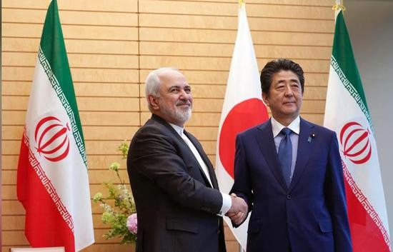 安倍晋三和扎里夫在东京官邸握手（图源：路透社）