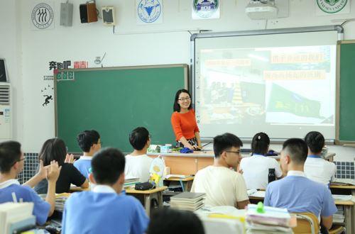 2018年6月5日，深圳，宝安中学课堂。-视觉中国-