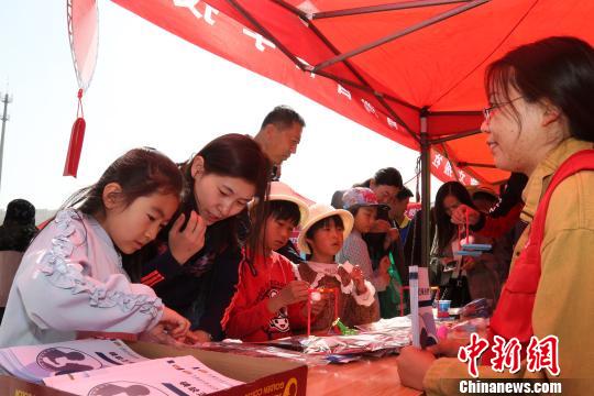 青海启动科技活动周民众排队体验&ldquo;神奇&rdquo;科技