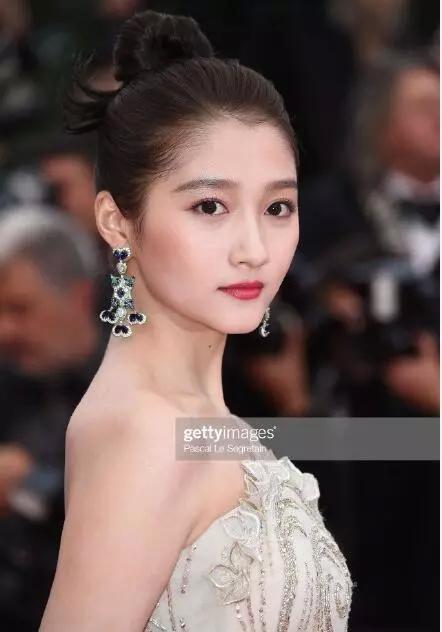 关晓彤这个造型立马冲到了热搜榜第一名,无论是精修图还是生图,都非常