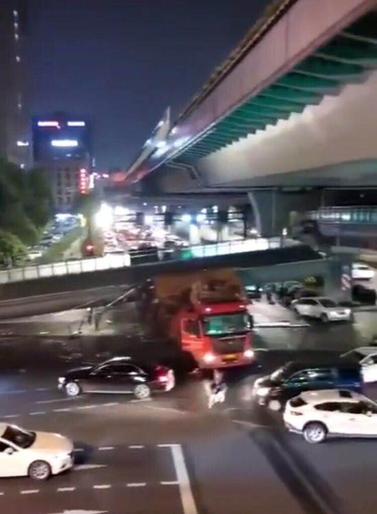 18日晚，杭州庆春路邵逸夫医院附近一天桥发生坍塌。图片来源：网传视频截图