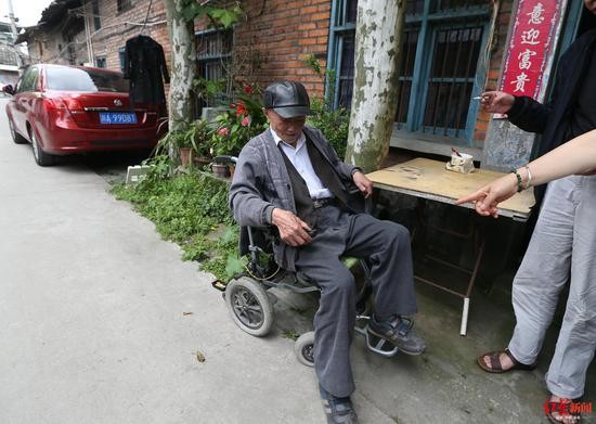百岁老人陈德君出去游玩的时候都是乘坐这辆电动轮椅。