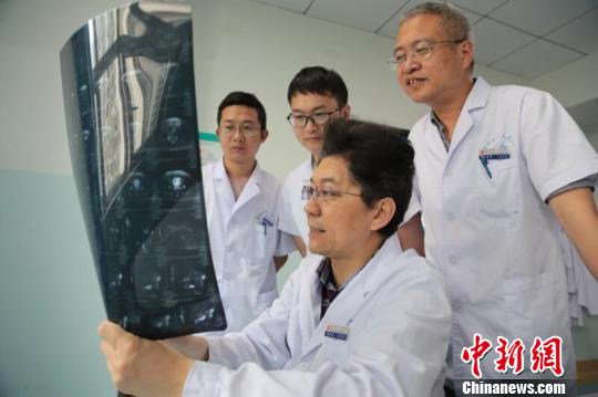 湖北襄阳一医生善开“语言处方”消除病人恐惧