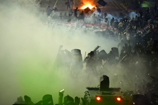 警察和示威者发生冲突（图源：南华早报）