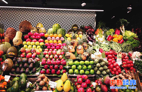  资料图：超市货架上摆放的水果。中新经纬 张澍楠摄