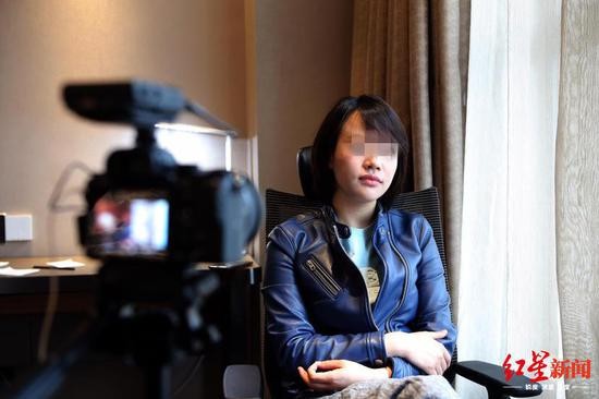 &uarr;坐奔驰引擎盖维权当事人王倩