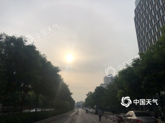 今晨6点多钟,北京已经是“太阳当空照”。(摄:王晓)