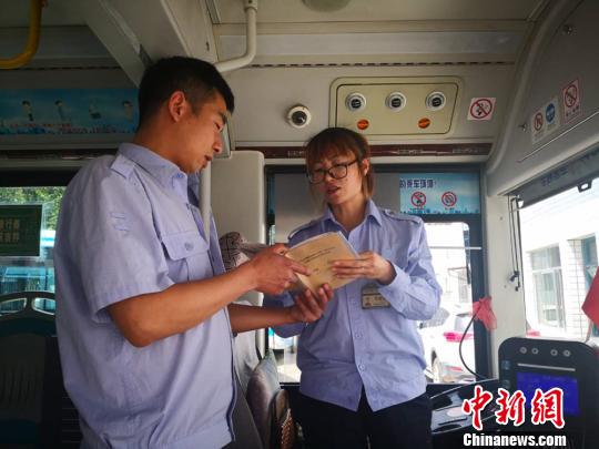 公交司机&ldquo;夫妻档&rdquo;：风雨同车数十载只吃过一次团圆饭