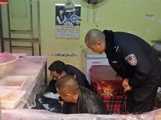  民警在卤菜馆搜查