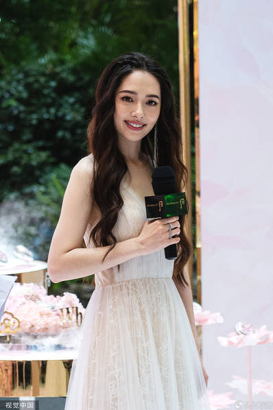 郭碧婷穿白纱裙美成仙女 生图颜值依旧超高