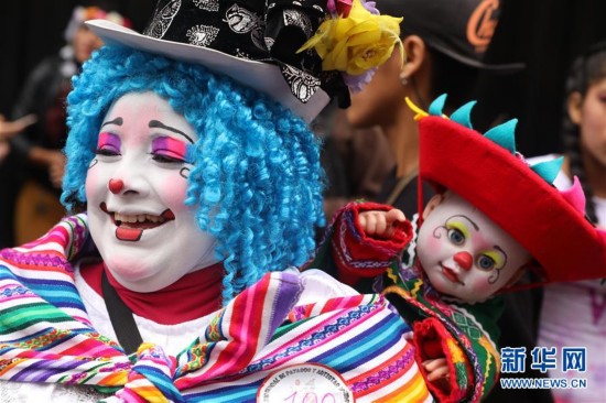 小丑街头欢庆&ldquo;秘鲁小丑日&rdquo;