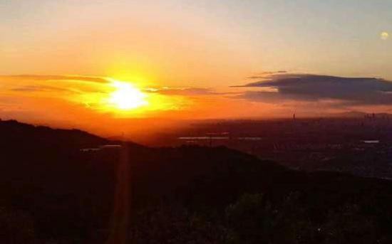 今晨北京现&ldquo;日月同辉&rdquo;。图源：北京市气象局官方微博（新浪新闻注：月亮在角落上）