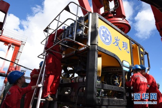 &ldquo;科学&rdquo;号开始探秘马里亚纳海沟南侧海山