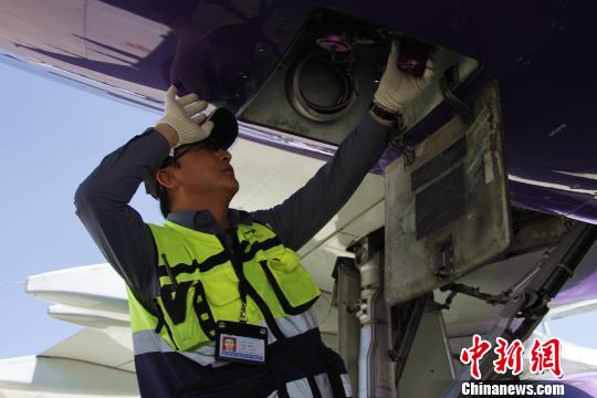 探访西藏高高原机场的&ldquo;飞机医生&rdquo;