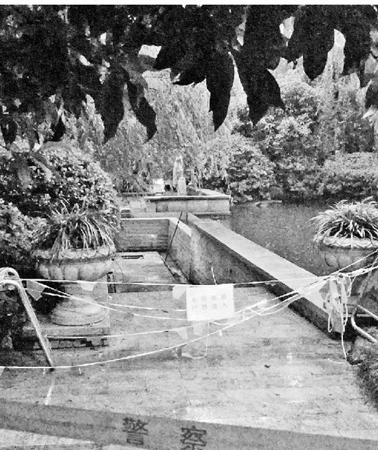 记者赶到现场的时候,游步道上的水已经抽干,线路已被打开检查了。 蓝震 摄