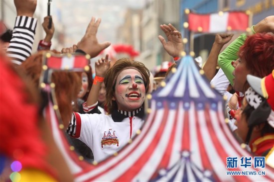 5月25日，在秘鲁首都利马，小丑扮演者参加街头巡游。新华社发（玛利亚娜&middot;巴索摄）