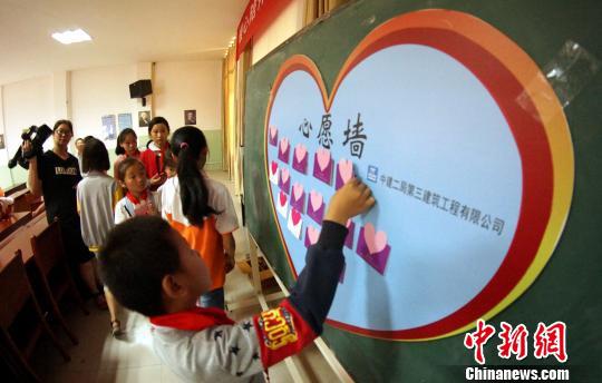 资料图:志愿者陪伴留守儿童举办活动。 王昊阳 摄