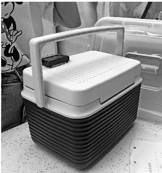 存放8岁小女孩妞妞眼角膜的箱子。 谢春晖 摄