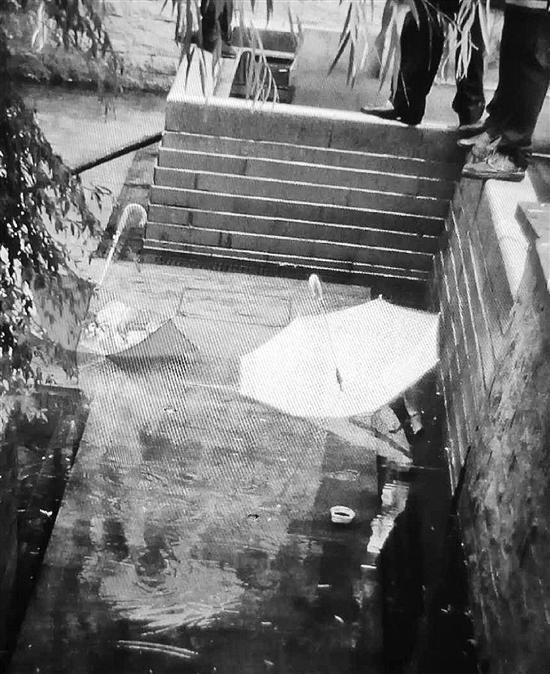 现场只留下了两把伞和一只小鞋。(记者翻拍的业主提供的现场照片)