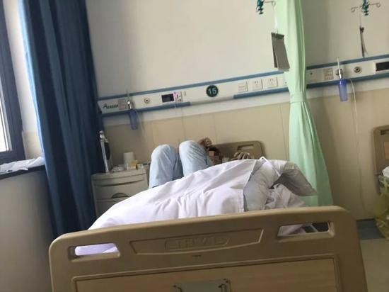 5月27日，23岁的见习三副邱凯（化名）躺在病床上。新京报记者祖一飞 摄