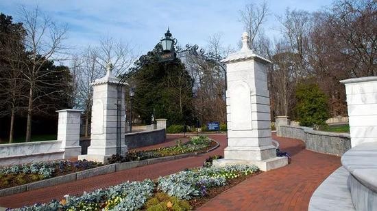  （埃默里大学校门）