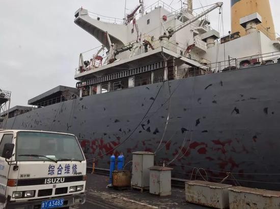 5月26日，发生泄漏事故的“金海翔”仍被警方封锁中。新京报记者祖一飞 摄