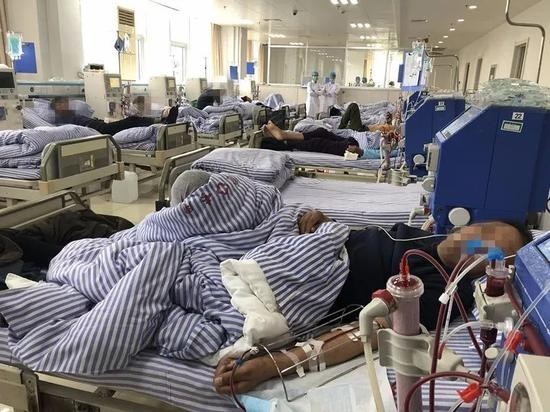 5月27日,患者在东台市人民医院血透室进行透析治疗。