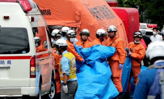 现场救援人员(朝日新闻)