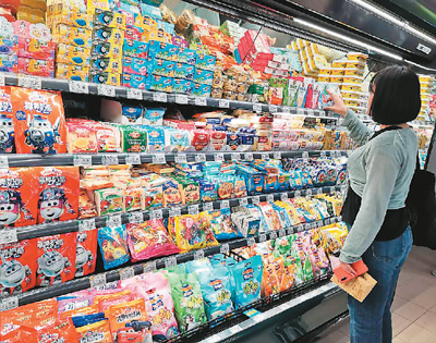 北京华联商厦望京店,消费者正在挑选零食。王 峥摄