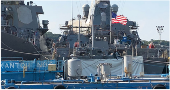  &ldquo;麦凯恩&rdquo;号舰名被防水布遮挡/图自《华尔街日报》