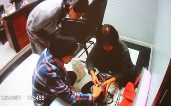 移动场所的经营环境，迷惑消费者高价消费，为后期售后维权留下隐患。来源：太原公安供图