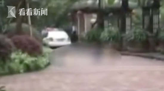 经确认,两父子坠楼后当场死亡。