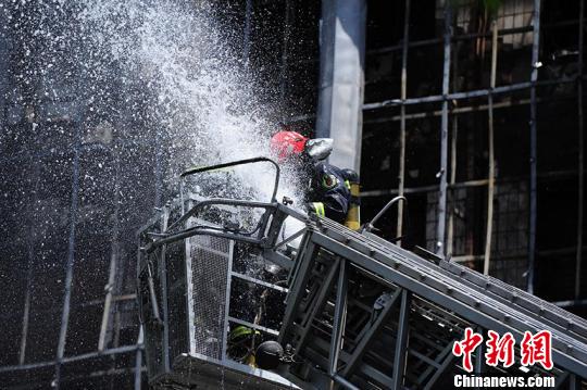 长春一KTV大楼发生火灾