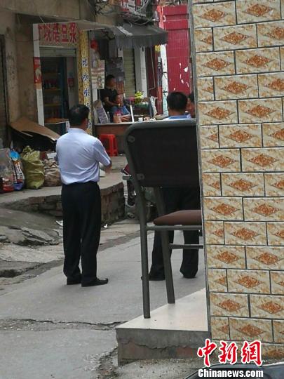 南宁警方快速处置一劫持人质案民警强攻制服嫌疑