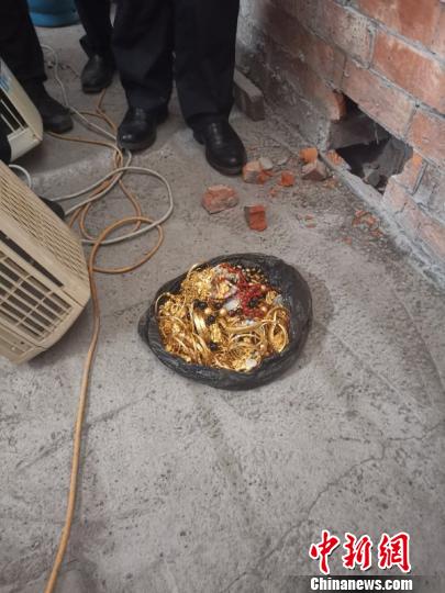 窃贼将百万黄金首饰赃物藏于墙内警方攻破嫌犯心理防线