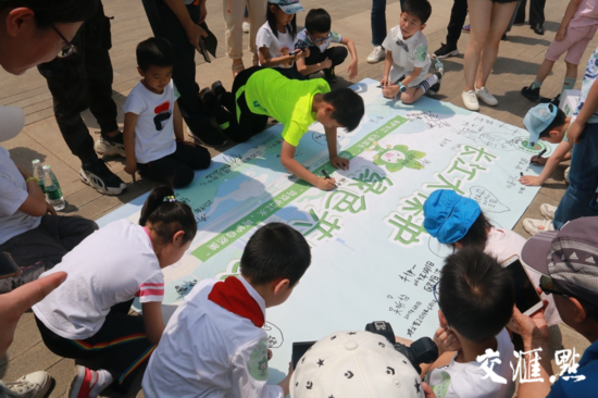 &ldquo;长江大保护小使者&rdquo;集体签名。