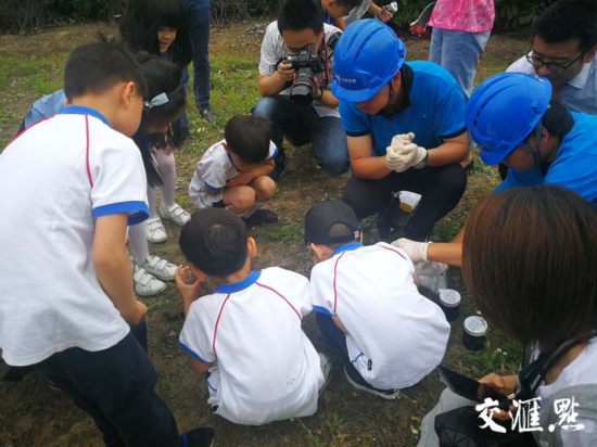 苏州市常熟国际学校学生来到长江白茆闸，在环保局监测站工作人员指导下进行环境监测采样。