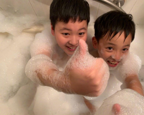 马景涛晒两儿子洗澡照片,兄弟俩做鬼脸卖萌太可爱了