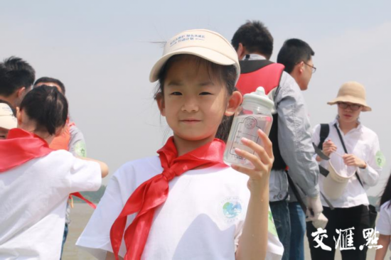 &ldquo;长江大保护小使者&rdquo;在长江南京段采集水样。