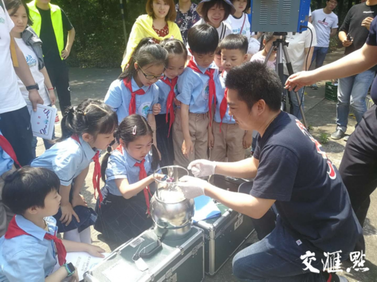扬州汶河小学学生在润扬森林公园采样。