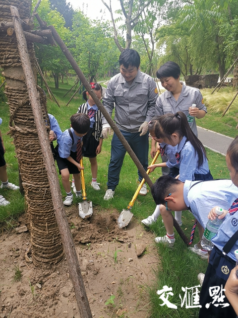 南通市实验小学学生在滨江公园进行采样。