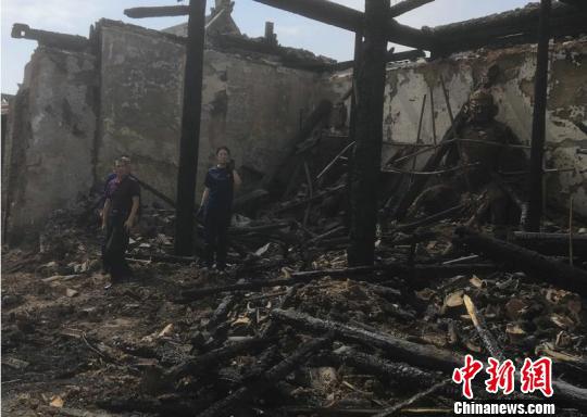 督察组对火灾事故现场进行实地调查。　山西省文物局官网　摄